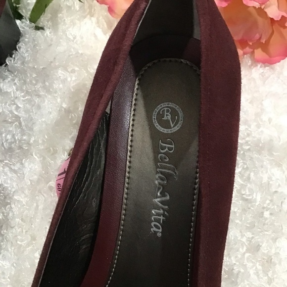 Merlot Suede Bella-Vita 3β Pump chain detail. 11WW - Picture 4 of 5